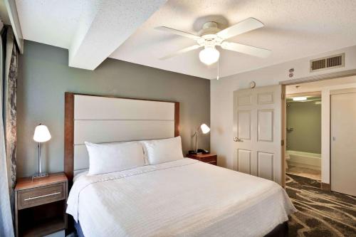 圣安东尼奥圣安东尼奥西北希尔顿惠庭套房酒店的卧室配有白色的床和吊扇