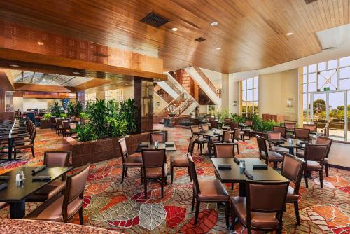 圣地亚哥拉荷亚托里平斯希尔顿酒店的餐厅内带桌椅的用餐室
