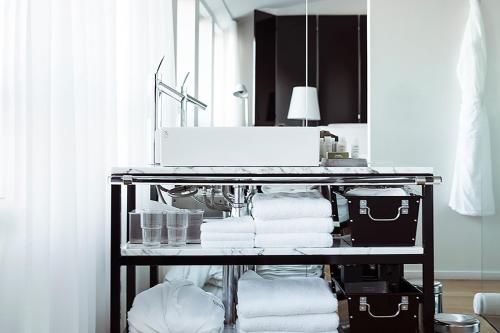 雷克雅未克101 Hotel, a Member of Design Hotels的浴室内带毛巾和水槽的毛巾架
