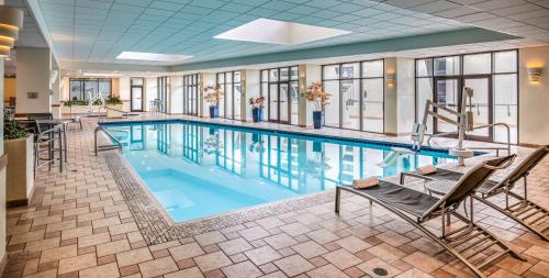 盐湖城盐湖城市中心希尔顿酒店的一座带椅子的酒店游泳池