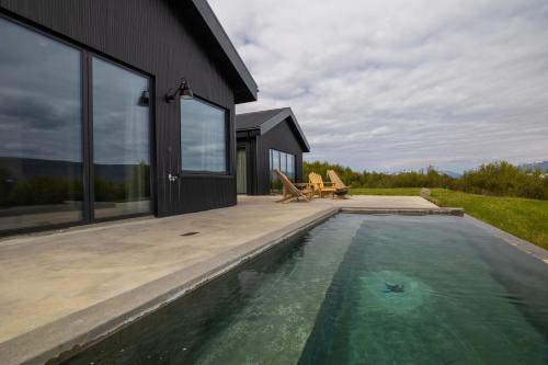阿克雷里Svart Lodge的房屋旁带游泳池的房子