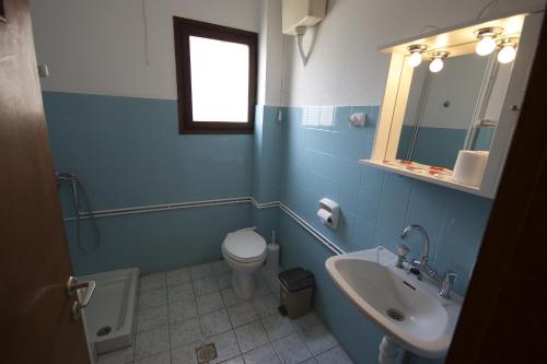 阿吉奥斯伊欧尼斯塞维利酒店的蓝色的浴室设有卫生间和水槽