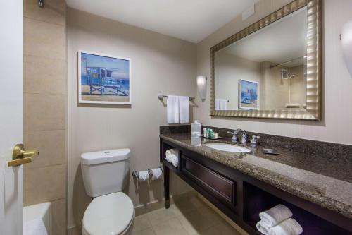 尔湾欧文/橙县机场希尔顿酒店的一间带卫生间、水槽和镜子的浴室