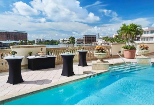 坦帕Embassy Suites by Hilton Tampa Downtown Convention Center的建筑物屋顶上的游泳池