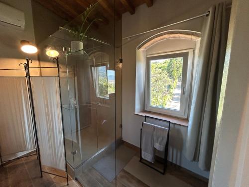 卡尔米尼亚诺matana b&b的带淋浴的浴室和窗户。