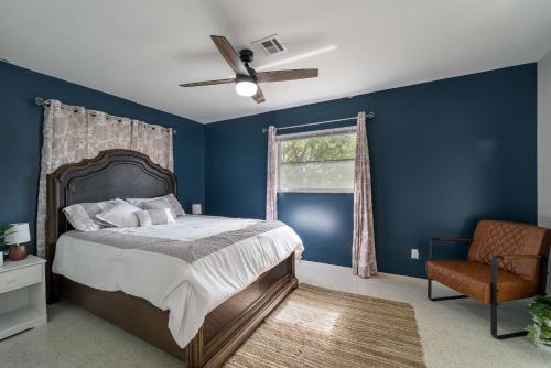 威尼斯Stylish & Cozy home close to downtown and 10mins to beach的卧室拥有蓝色的墙壁,配有一张床和椅子