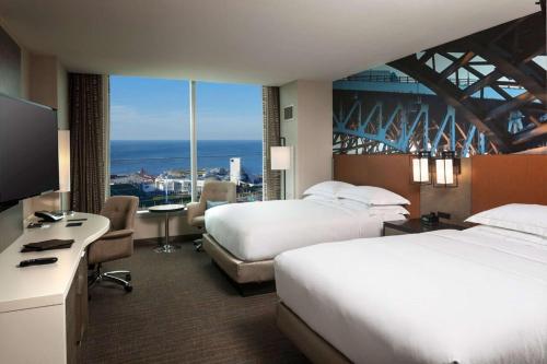 克利夫兰克利夫兰市中心希尔顿酒店的酒店客房设有两张床和大窗户。