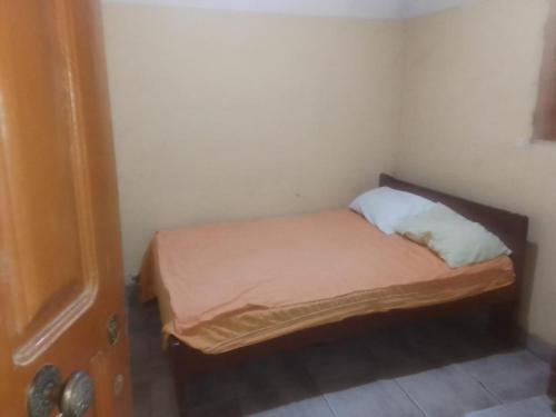 罗安达Hospedaria Zac的一间小卧室,房间内设有一张小床