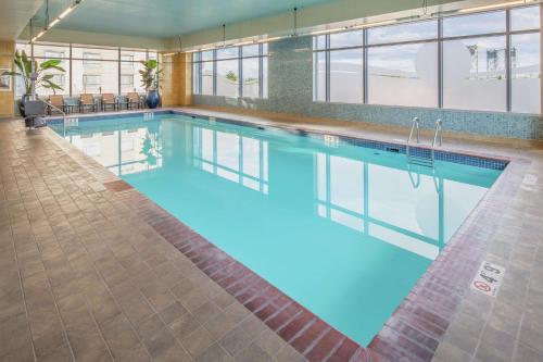 温哥华温哥华华盛顿希尔顿酒店的大楼里一个蓝色的大泳池