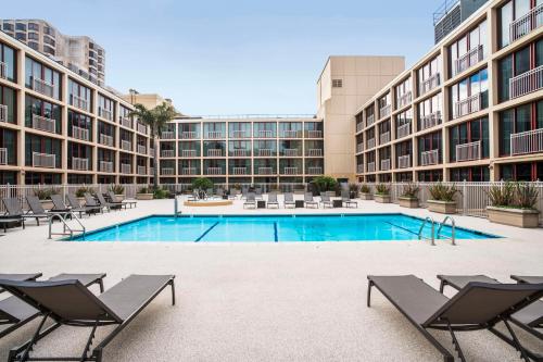 旧金山55旧金山联合广场希尔顿公园酒店的一座建筑物中央的游泳池