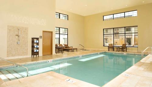 博兹曼博兹曼希尔顿惠庭套房酒店的一座带游泳池的别墅内的大型游泳池