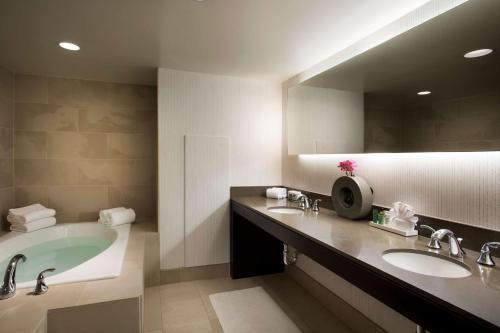 旧金山55旧金山联合广场希尔顿公园酒店的一间带两个盥洗盆和大镜子的浴室
