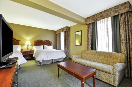 查尔斯顿查尔斯顿汉普顿酒店的酒店客房,设有两张床和一张沙发