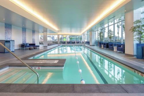西雅图西雅图市中心先锋广场希尔顿合博套房酒店的大型建筑中的大型游泳池