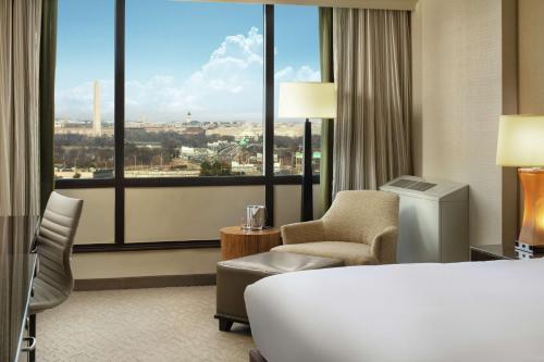 阿林顿华盛顿特区水晶城希尔顿逸林酒店的酒店客房设有一张床和一个大窗户