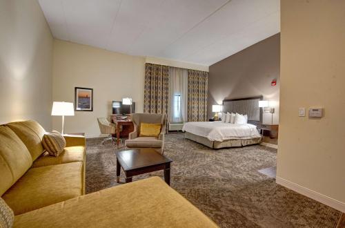 罗克维尔森特希尔顿洛克维尔中心汉普顿套房酒店 的配有一张床和一张书桌的酒店客房