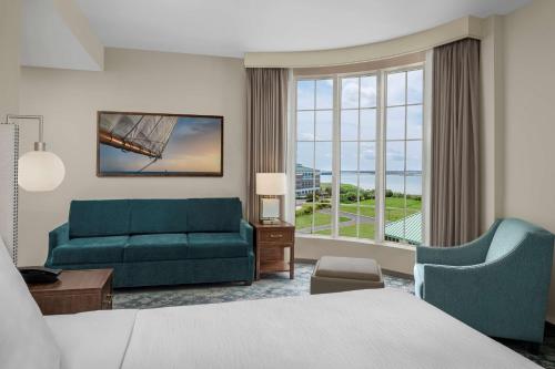 查尔斯顿Embassy Suites by Hilton Charleston Harbor Mt. Pleasant的酒店客房,配有床和沙发