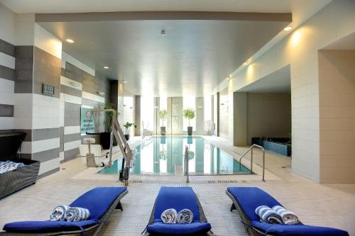 哥伦布哥伦布市中心希尔顿酒店的一座带蓝色躺椅的游泳池