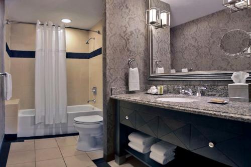 俄克拉何马城俄克拉荷马市希尔顿酒店的一间带水槽、卫生间和镜子的浴室