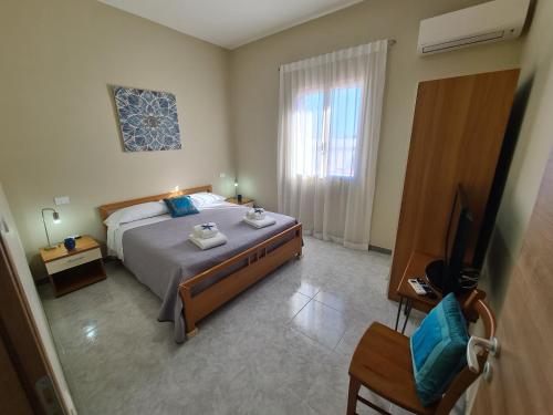 兰佩杜萨Casa Nautilus - 30m dal mare的一间卧室配有一张床和一台电视