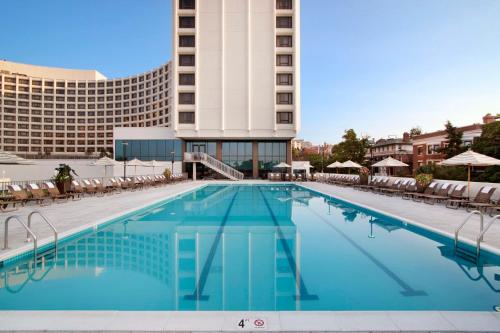 华盛顿华盛顿希尔顿酒店的酒店前方的大型游泳池