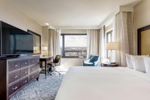 华盛顿华盛顿希尔顿酒店的配有一张床和一台平面电视的酒店客房
