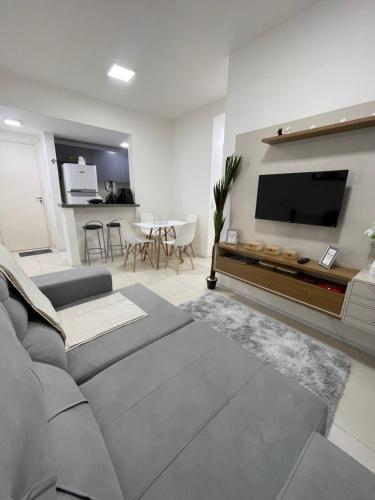 北茹阿泽鲁Apartamento em condomínio 24 hrs的带沙发和平面电视的客厅