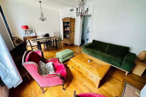 波尔多Nice apartment with wifi near town center and Wine Museum的客厅配有沙发、椅子和桌子