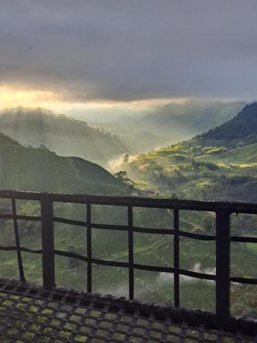 圣罗莎德卡瓦尔Finca Campestre Villa del Campo的享有山脉山谷美景,设有围栏