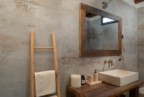 珀塞达耶Blacksmith's House - rental house with heated pool的一间带水槽和镜子的浴室