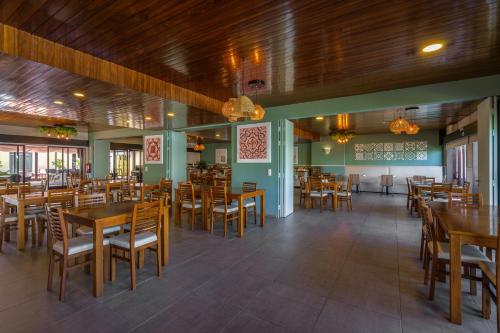 欧瓦蓝色酒店的用餐室配有木桌和椅子