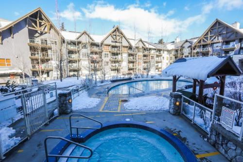 惠斯勒维斯基杰克阿斯朋兹酒店的酒店前雪地中的游泳池