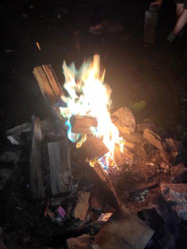 Makins trap的夜晚一堆垃圾中的一个火