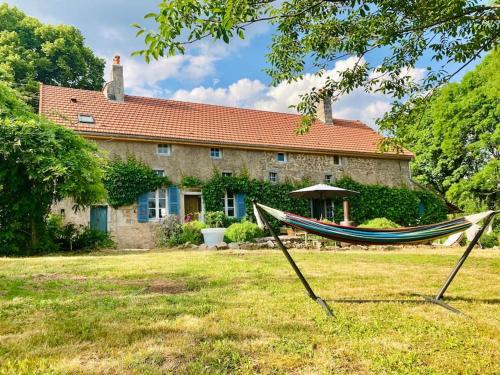 BrassyRuime woning in de Morvan, Bourgogne met seizoensgebonden zwembad的石头房子前面的吊床