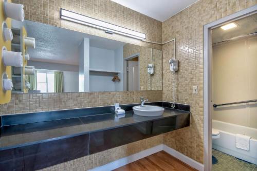 斯普林菲尔德斯普林菲尔德OH6号汽车旅馆的一间带水槽和镜子的浴室
