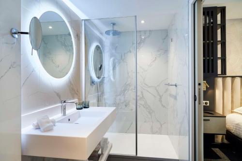 波亚克Best Western Premier Hotel des Vignes et des Anges的白色的浴室设有水槽和淋浴。
