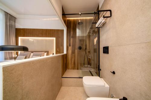 那不勒斯MAMALU - Studios and Suites的一间带卫生间和淋浴的浴室