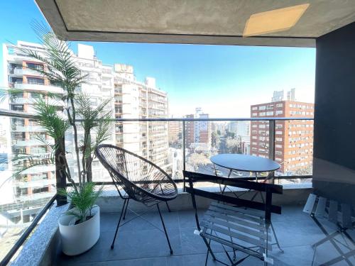 蒙得维的亚Moderno apartamento en Punta Carretas的市景阳台配有桌椅。