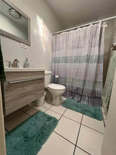 Cozy in Cabo1的浴室配有卫生间、盥洗盆和淋浴。