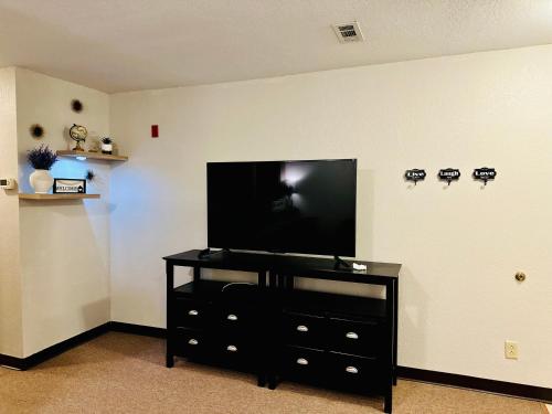 加特林堡Rustic ridge 01的客厅设有壁挂式平面电视。