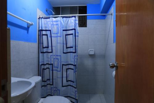 AbancayHOTEL ABANCAY的带淋浴、卫生间和盥洗盆的浴室