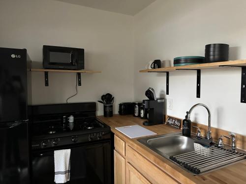 斯泰茨维尔Tiny House的厨房配有水槽、炉灶和水槽