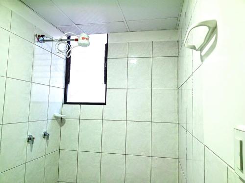 科帕卡巴纳Jhonyximena的带淋浴喷头的浴室