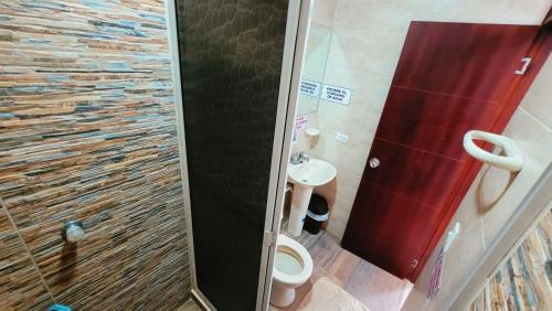 圣安德烈斯Hotel Olas的一间带卫生间和水槽的浴室