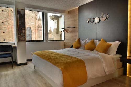 昆卡Hotel Vaway的一间卧室设有一张大床和一个窗户。