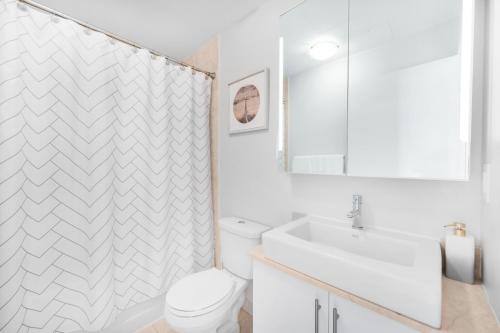 多伦多Luxury Downtown Toronto 2 Bedroom Suite with City and Lake Views and Free Parking的白色的浴室设有卫生间和水槽。