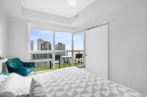 多伦多Luxury Downtown Toronto 2 Bedroom Suite with City and Lake Views and Free Parking的市景卧室 - 带1张床