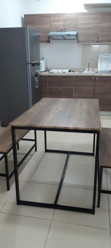 La VentaCAFE的厨房配有木桌和冰箱。