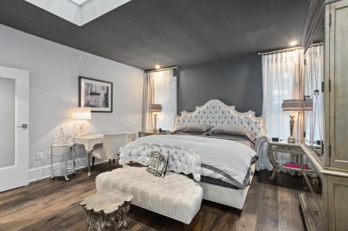 亚特兰大Stonehurst Place Bed & Breakfast的卧室配有白色的床和书桌