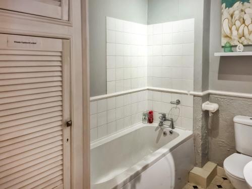 荷尼湾Hillrise的带浴缸和卫生间的浴室。